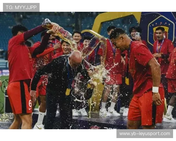 中超主帅怒拍桌子：队员太散漫